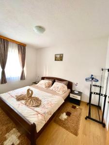ein Schlafzimmer mit einem Bett mit einem Schwan darauf in der Unterkunft Unique Una in Ripač