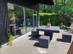 a picnic table in the middle of a patio at Skovlandshuset in Hadsten Stationsby