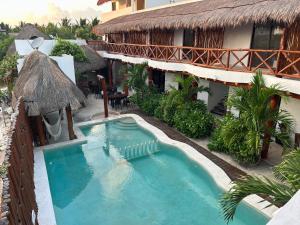 a swimming pool in front of a hotel at Mis Sueños Holbox in Holbox Island