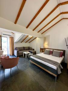 - une chambre avec un grand lit et un canapé dans l'établissement Lobov view, à Kotor