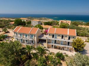 een luchtzicht op een resort met de oceaan op de achtergrond bij Iris Apartments in Minia