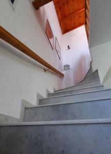 un conjunto de escaleras en un edificio en Cyclops apartment, en Serifos Chora