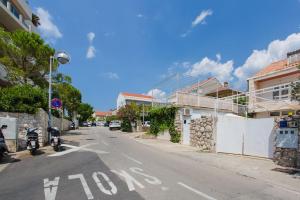 una calle vacía con motocicletas estacionadas a un lado de la carretera en Dream Apartment Solitudo, en Dubrovnik