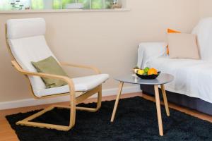 Un dormitorio con una silla y una mesa con un bol de fruta en Dream Apartment Solitudo, en Dubrovnik
