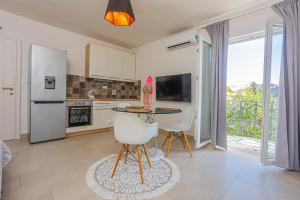 una cucina con tavolo e sedie in una stanza di Karlo’s apartments a Spalato (Split)