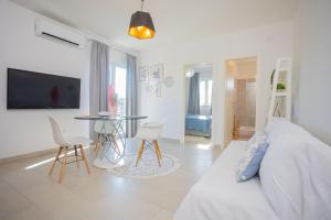 - une chambre blanche avec un lit, une table et des chaises dans l'établissement Karlo’s apartments, à Split