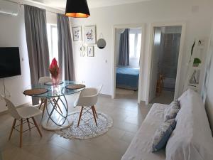 sala de estar con sofá y mesa en Karlo’s apartments, en Split