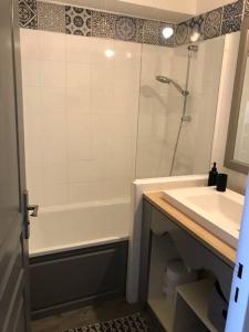 a bathroom with a tub and a sink and a shower at Les Issambres Superbe studio avec terrasse in Roquebrune-sur-Argens