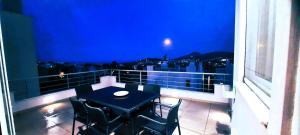 Balkoni atau teres di Petros House Artemis - Near the Airport +57 gambar