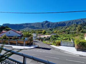 uma vista para uma rua com montanhas ao fundo em Chez Camille et Alexis em La Plaine des Palmistes