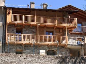 ein Holzhaus mit seitlicher Terrasse in der Unterkunft Casa La Talpa Dispettosa in Cesani