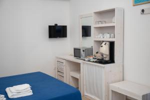 A television and/or entertainment centre at Agriturismo Villa Tommaso