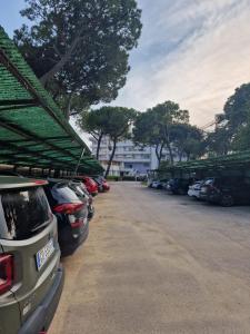 eine Reihe von Autos auf einem Parkplatz in der Unterkunft Fantinello Hotel in Caorle
