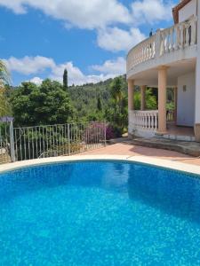 uma piscina em frente a uma casa em Casa Nirvana em Benidoleig