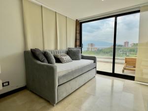 麥德林的住宿－202 El Poblado! City View Terrace，一张沙发,位于带大窗户的房间里
