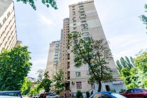 基輔的住宿－HOSTEL 95，一条城市街道上高大的白色建筑