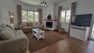 Televízia a/alebo spoločenská miestnosť v ubytovaní Casa Rural Villa Arylex