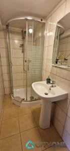 W łazience znajduje się umywalka i prysznic. w obiekcie SOPOT pokoje wakacyjne TOPOS City One w mieście Sopot