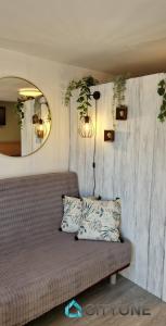 uma sala de estar com um sofá e um espelho em SOPOT pokoje wakacyjne TOPOS City One em Sopot