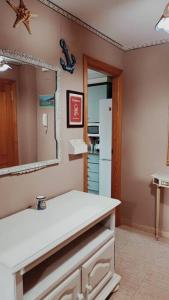 La salle de bains est pourvue d'un comptoir, d'un miroir et d'un réfrigérateur. dans l'établissement Jardines de Sinia, à Los Mártires