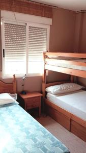 - une chambre avec 2 lits superposés et une fenêtre dans l'établissement Jardines de Sinia, à Los Mártires