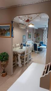 - une cuisine et une salle à manger avec une table et des chaises dans l'établissement Jardines de Sinia, à Los Mártires