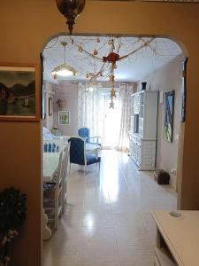 Cet appartement comprend une cuisine et un salon avec une chambre. dans l'établissement Jardines de Sinia, à Los Mártires