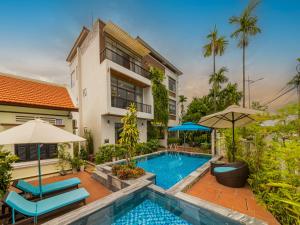 una imagen de una casa con piscina en HA Gateway Inn Hoian Pool Villa, en Hoi An