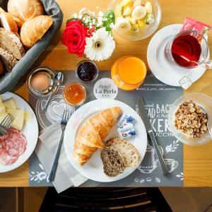 Jídlo v hotelu nebo okolí + 37 fotografií