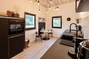 eine Küche und ein Esszimmer mit einem Tisch in der Ferne in der Unterkunft LOFT19 Neu Design Luxus Maisonette Balkon für 2 Personen in Traben-Trarbach