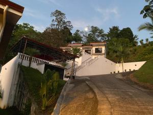ein Haus auf einem Hügel neben einer Straße in der Unterkunft Hotel Los Cielos Del Caribe in Cahuita