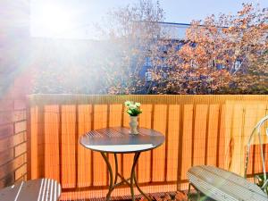 una mesa con un jarrón de flores en un patio en Pyrmont 1BR Apt Walking-Darling HarbourCBDStar en Sídney