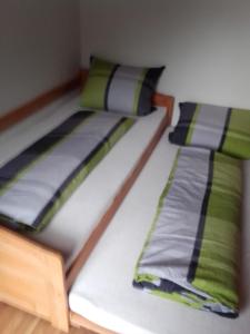 two bunk beds in a room with at gemütliche Ferienwohnung in Zandt