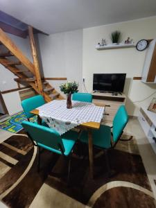 Μια τηλεόραση ή/και κέντρο ψυχαγωγίας στο Casa din livadă - Cazare Măgheruș