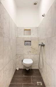a bathroom with a toilet and a shower at Appartement 26 ensoleillé à 5 min de la plage El Jadida in El Jadida