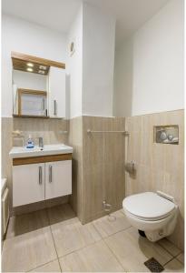 a bathroom with a toilet and a sink at Appartement 26 ensoleillé à 5 min de la plage El Jadida in El Jadida