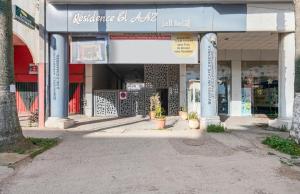 una tienda frente a un edificio con un cartel. en Appartement 26 ensoleillé à 5 min de la plage El Jadida, en El Jadida