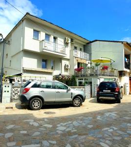 two cars parked in front of a building at Gago Apartments in Struga
