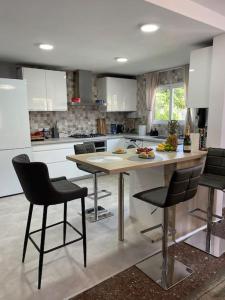 a kitchen with a table and chairs in it at Chalet PuigVal 50m de la playa in Valencia