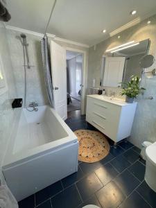 a bathroom with a tub and a toilet and a sink at Chalet PuigVal 50m de la playa in Valencia
