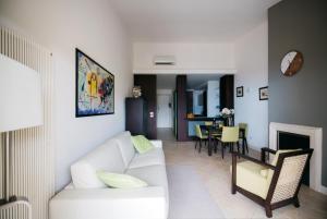 een woonkamer met een witte bank en een tafel bij Taormina Romantic Apartment by Taormina Holidays in Taormina
