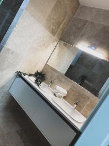 ein Bad mit einem Waschbecken und einem Spiegel in der Unterkunft VILLA M&M - sea and beach within 35 steps in Zaboric