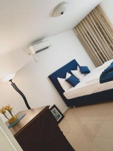 ein Schlafzimmer mit einem Bett und einem Schreibtisch mit einer Lampe in der Unterkunft VILLA M&M - sea and beach within 35 steps in Zaboric