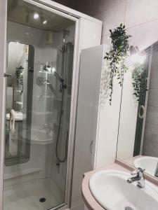ein Bad mit einer Dusche und einem Waschbecken in der Unterkunft VILLA M&M - sea and beach within 35 steps in Zaboric
