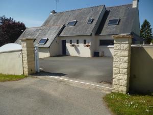 a house with a driveway and a garage at Au gré des marées, 1 chambre. in Hanvec