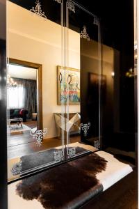 uma sala de vestir com um espelho e um tapete em Premium Apt Kosice Center 3 room with PARKING em Košice