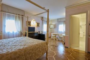 a hotel room with a bed and a bathroom at Hotel Villa Stucky in Mogliano Veneto