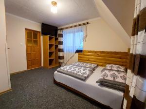 1 dormitorio con 2 camas y ventana en Pokoje u Tylków en Zakopane