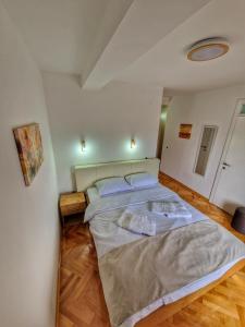 ein Schlafzimmer mit einem großen Bett in einem Zimmer in der Unterkunft Apartman Cvetkovic in Vranje