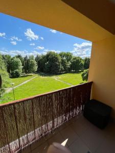 Elle comprend un balcon offrant une vue sur un champ verdoyant. dans l'établissement Brylant, à Zamość